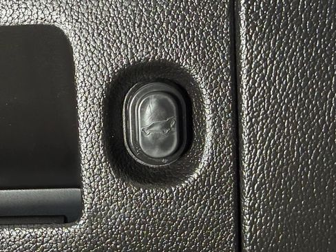 Used 2018 Chevrolet Tahoe Premier AWD/4WD image 40