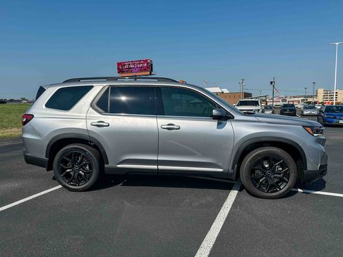 New 2025 Honda Pilot Touring image 4