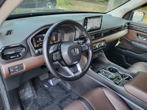 Used 2025 Honda Pilot Elite image 11