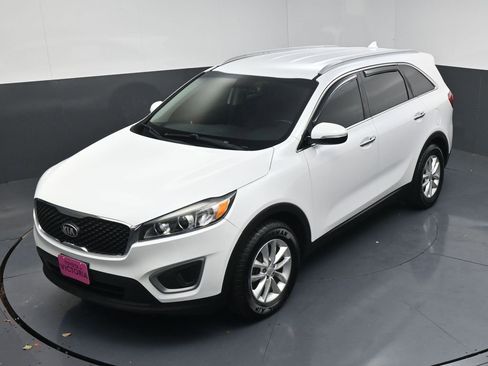 Used 2017 Kia Sorento LX w/ LX Convenience Package image 15