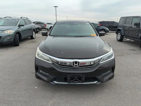 Used 2017 Honda Accord Touring image 2