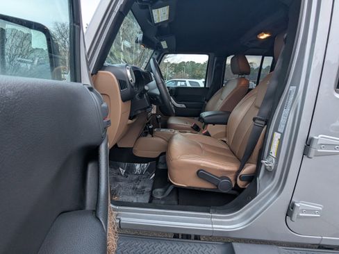 Used 2018 Jeep Wrangler Unlimited Sahara w/ Connectivity Group image 8