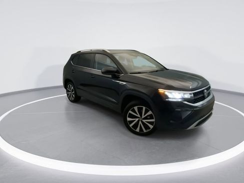 Used 2024 Volkswagen Taos SE FWD image 8