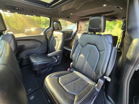 Used 2023 Chrysler Pacifica Touring-L w/ S Appearance Package FWD image 15