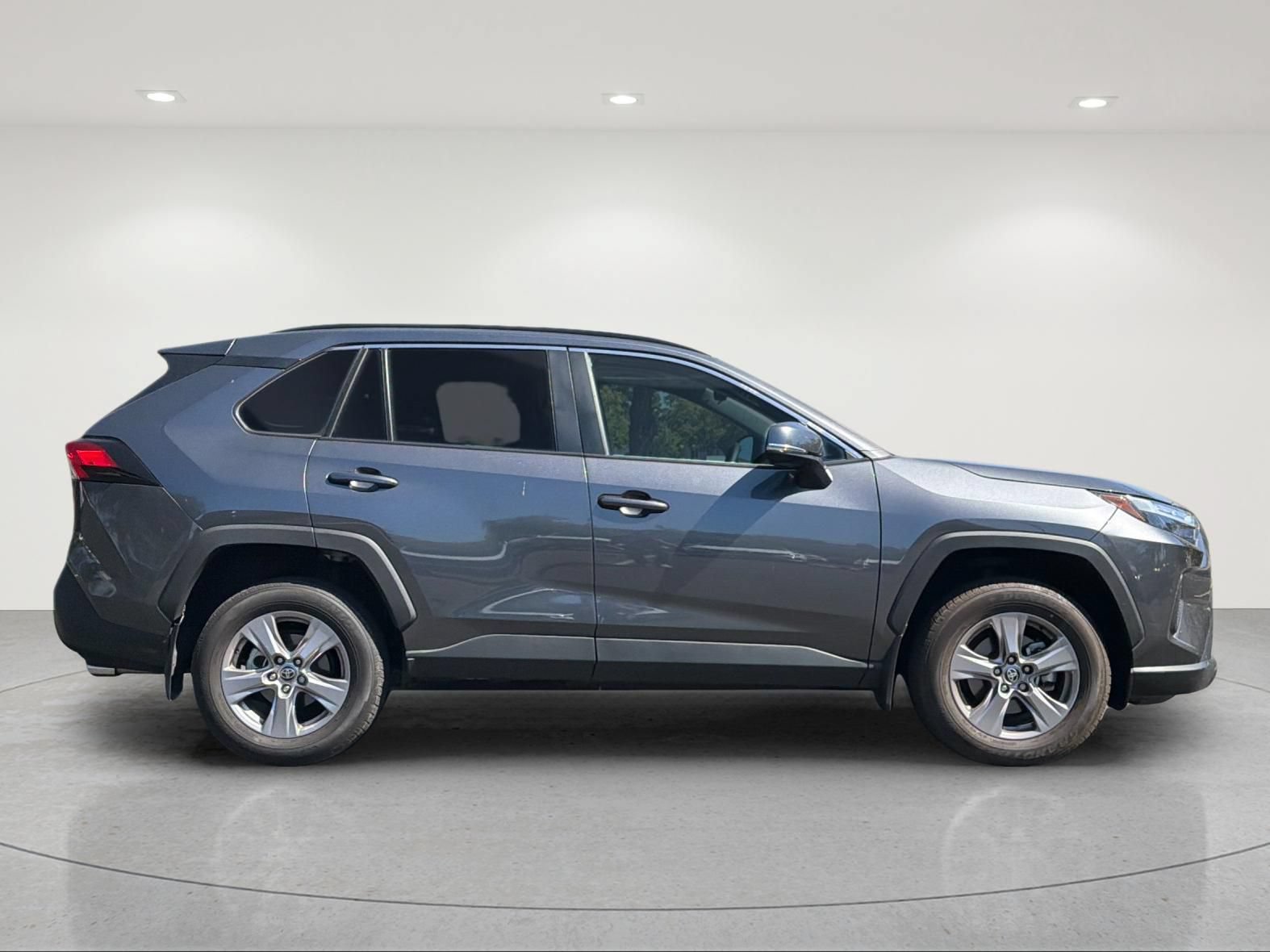 Used 2022 Toyota RAV4 XLE w/ Convenience Package FWD image 5