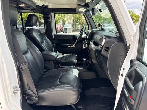 Used 2016 Jeep Wrangler Unlimited Sahara w/ Connectivity Group AWD/4WD image 22