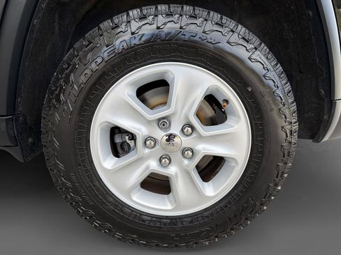 Used 2017 Jeep Grand Cherokee Laredo w/ Quick Order Package 23E image 11