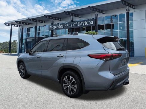 Used 2021 Toyota Highlander XLE image 6