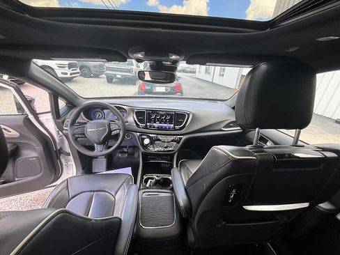 Used 2024 Chrysler Pacifica Limited w/ Uconnect Theater Family Group FWD image 34
