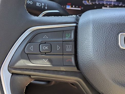 Used 2023 Jeep Grand Cherokee Laredo image 15