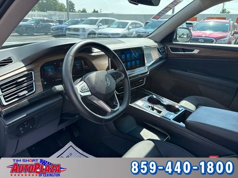 Used 2025 Volkswagen Atlas SE AWD/4WD image 3
