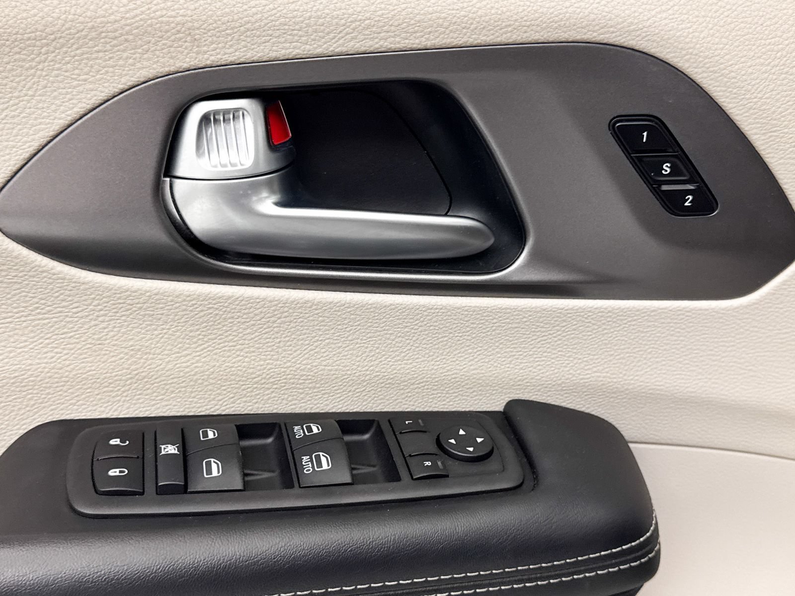Used 2024 Chrysler Pacifica Touring-L FWD image 24