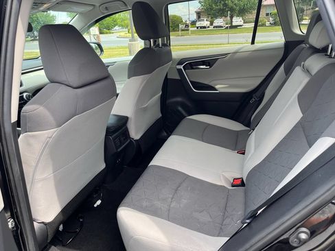 Used 2021 Toyota RAV4 XLE AWD/4WD image 11