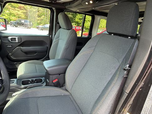 Used 2025 Jeep Wrangler Willys AWD/4WD image 17