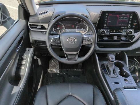 Used 2022 Toyota Highlander XLE FWD image 16