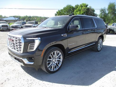 New 2026 GMC Yukon XL Denali w/ Denali Reserve Package AWD/4WD image 9
