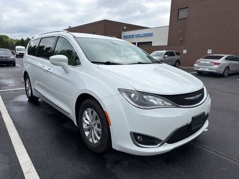 Used 2018 Chrysler Pacifica Touring-L Plus FWD image 4