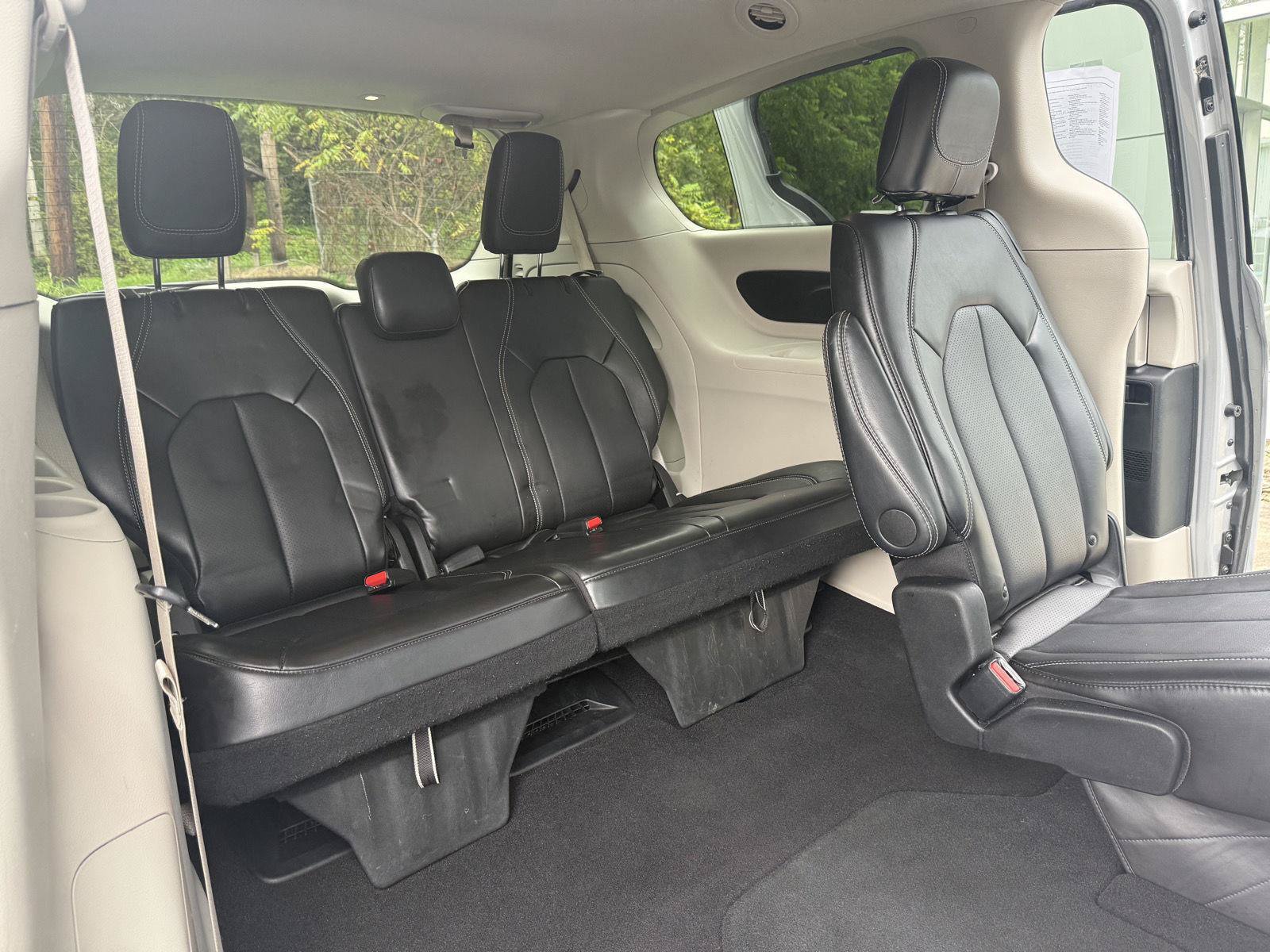 Used 2024 Chrysler Pacifica Touring-L FWD image 20