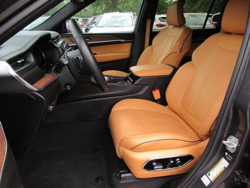 Used 2023 Jeep Grand Cherokee L Summit w/ Advanced Protech Group IV AWD/4WD image 18