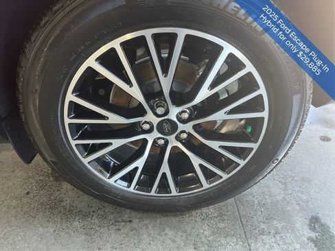 Used 2025 Ford Escape SE image 19