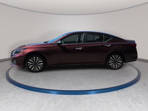 Used 2025 Nissan Altima 2.5 SV FWD image 3