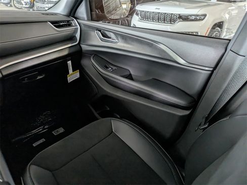 New 2025 Jeep Grand Cherokee Altitude image 18