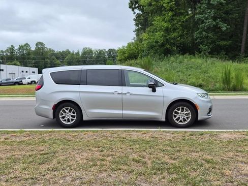 Used 2024 Chrysler Pacifica Touring-L FWD image 6