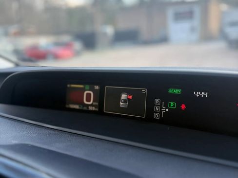 Used 2018 Toyota Prius Three image 23