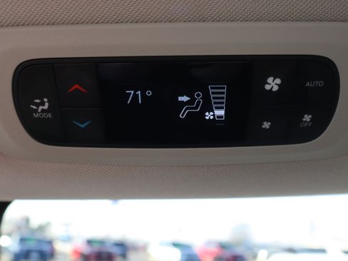 Used 2024 Chrysler Pacifica Touring-L image 25