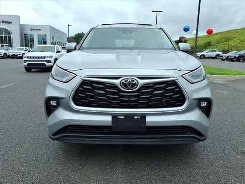 Used 2023 Toyota Highlander XLE AWD/4WD image 12