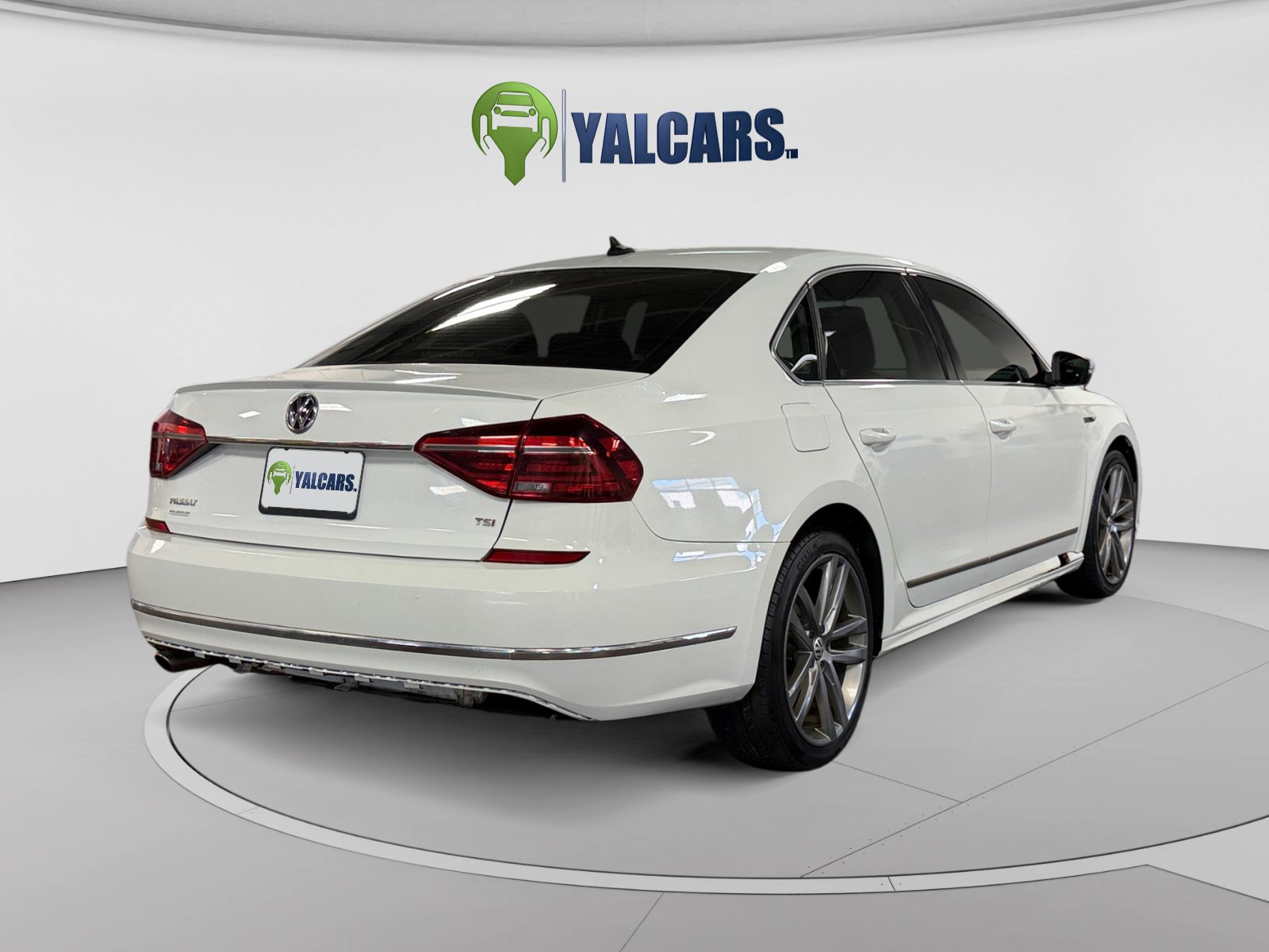 Used 2017 Volkswagen Passat 1.8T R-Line w/ R-Line Lighting Package FWD image 5