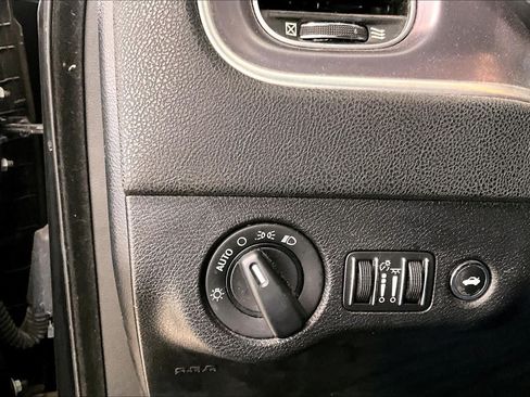 Used 2019 Dodge Charger SXT RWD image 31