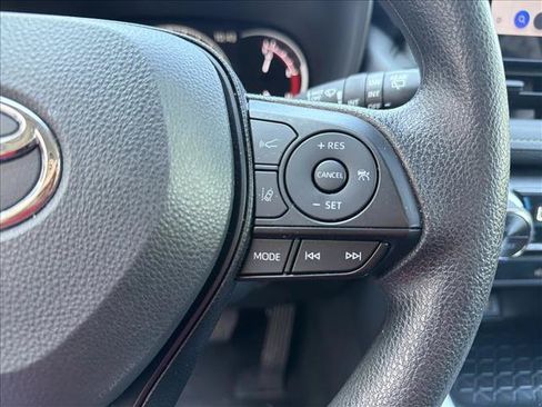 Used 2025 Toyota RAV4 XLE AWD/4WD image 17