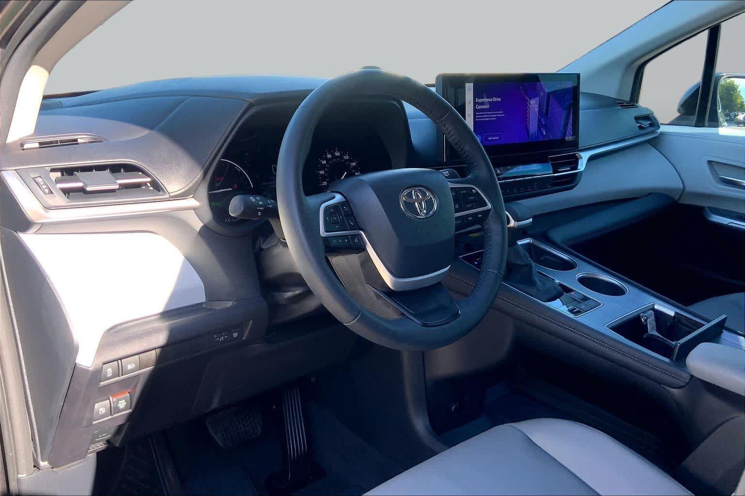 Used 2025 Toyota Sienna XLE FWD image 17