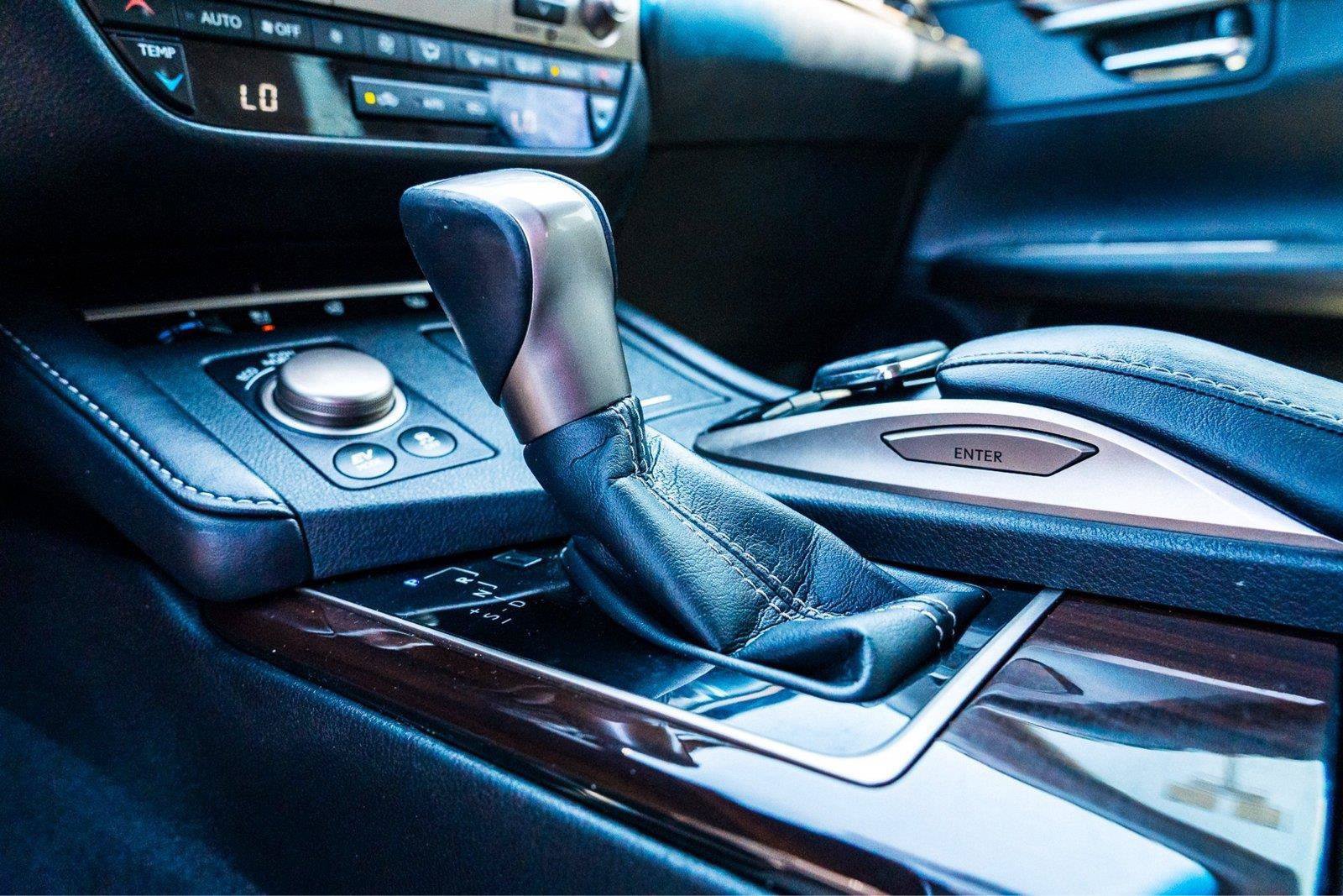 Used 2017 Lexus ES 300h w/ Luxury Package FWD image 18