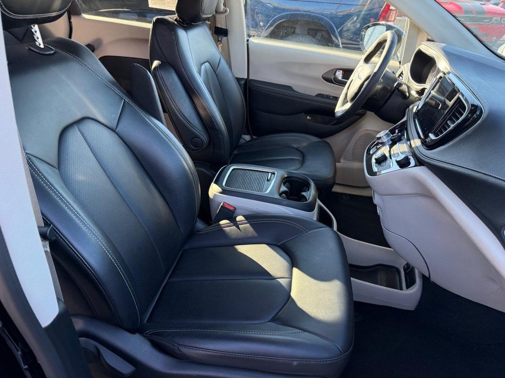 Certified 2024 Chrysler Pacifica Limited FWD image 6
