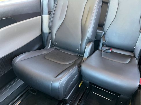 Used 2026 Kia Carnival FWD image 42