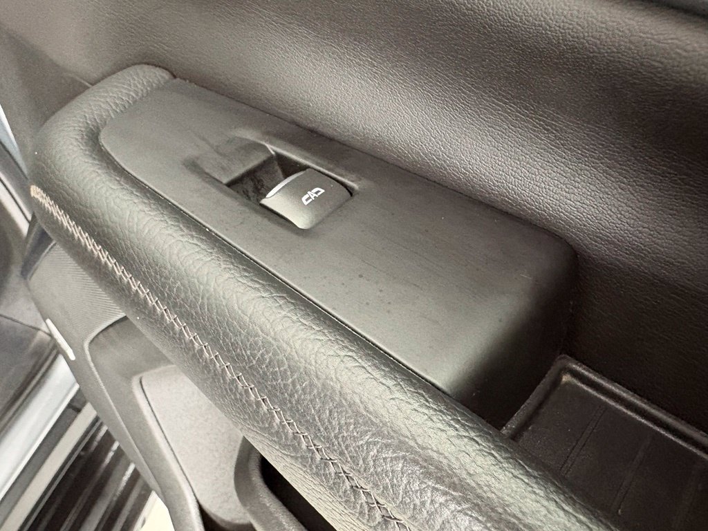 Used 2025 GMC Yukon XL Denali AWD/4WD image 16