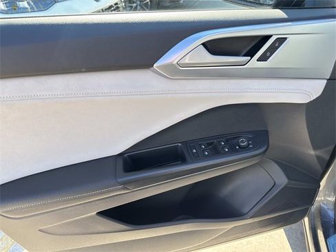 Certified 2025 Volkswagen Taos SE w/ Panoramic Sunroof Package image 15