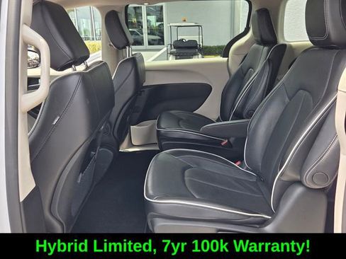 Used 2023 Chrysler Pacifica Limited FWD image 11