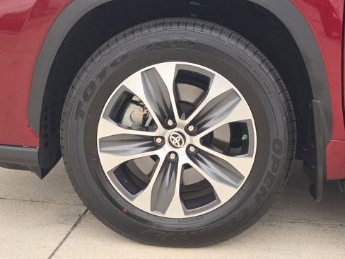 Used 2025 Toyota Highlander XLE image 14