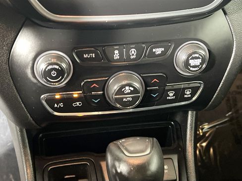 Used 2019 Jeep Cherokee Latitude Plus w/ Comfort/Convenience Group FWD image 26