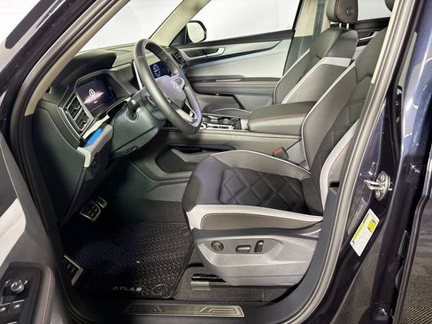 Certified 2025 Volkswagen Atlas Peak Edition SE AWD/4WD image 12