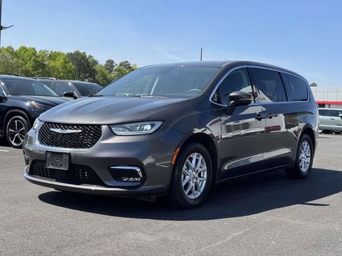 Used 2023 Chrysler Pacifica Touring-L FWD image 24