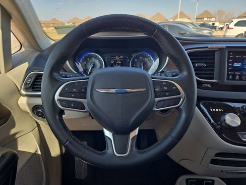 Used 2018 Chrysler Pacifica Touring-L image 21