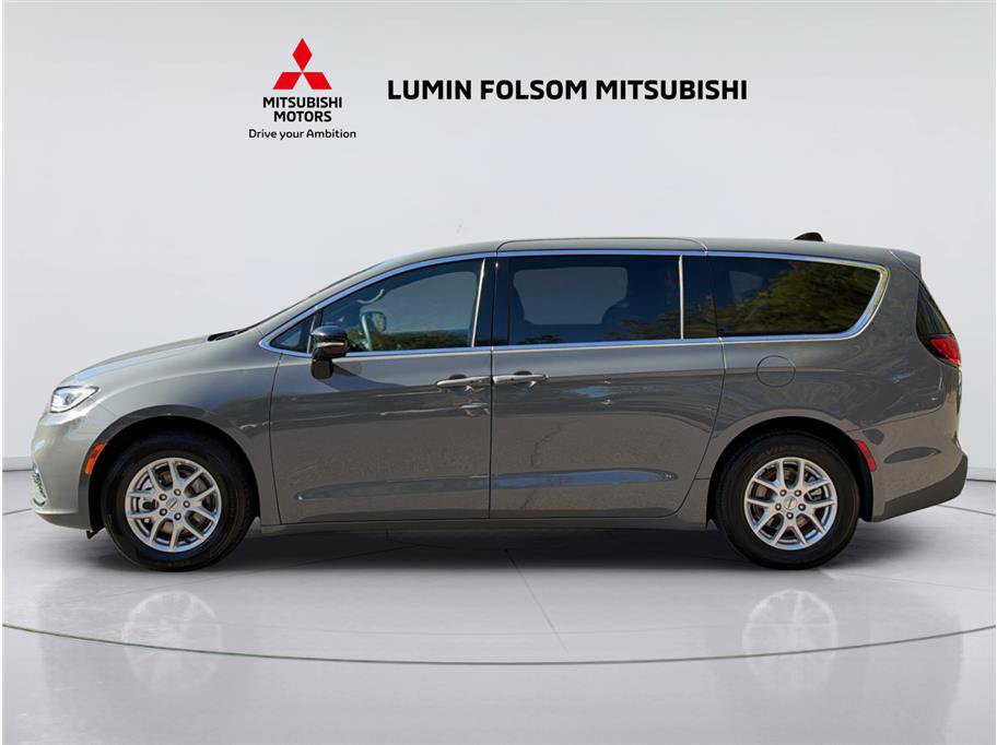 Used 2025 Chrysler Pacifica Select FWD image 2