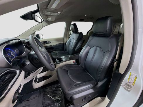 Used 2024 Chrysler Pacifica Touring-L FWD image 21