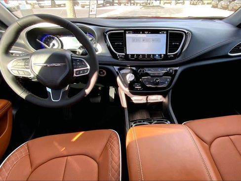 Used 2026 Chrysler Pacifica Pinnacle FWD image 5