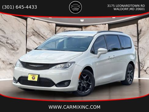 Used 2020 Chrysler Pacifica Touring-L w/ S Appearance Package FWD image 1