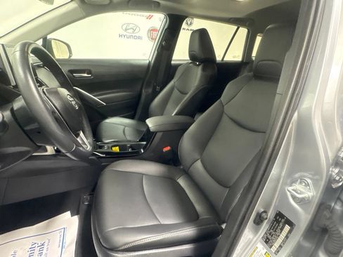 Used 2024 Toyota Corolla Cross XLE w/ Convenience Package AWD/4WD image 23